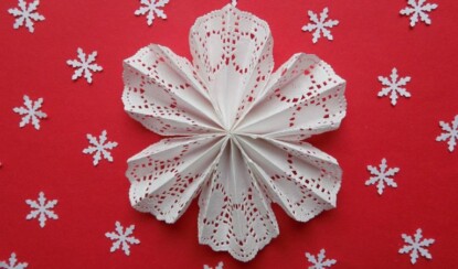 Как сделать снежинку из ажурных салфеток