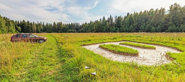 Гигантская надпись на поле: "Катя, ты выйдешь за меня?" (4 фото)