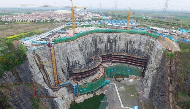 Отель Songjiang InterContinental в заброшенном карьере (11 фото)