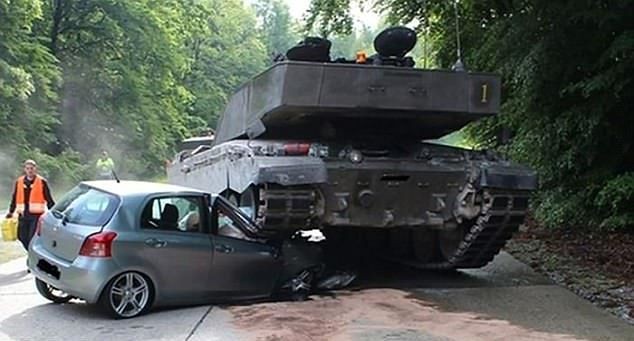 Некоторым танкистам не помешают дополнительные уроки вождения (17 фото)