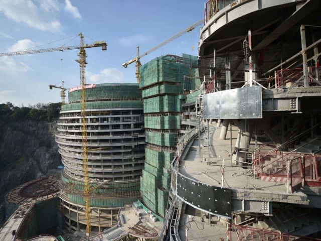 Отель Songjiang InterContinental в заброшенном карьере (11 фото)