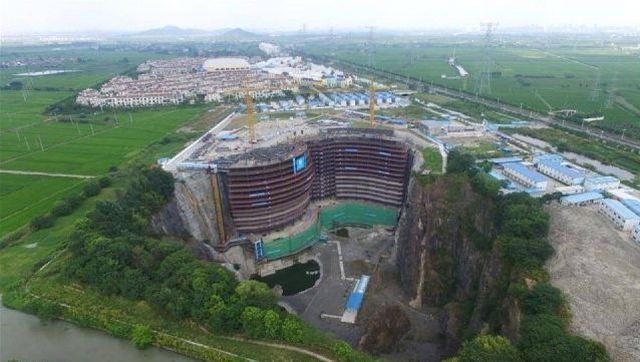 Отель Songjiang InterContinental в заброшенном карьере (11 фото)