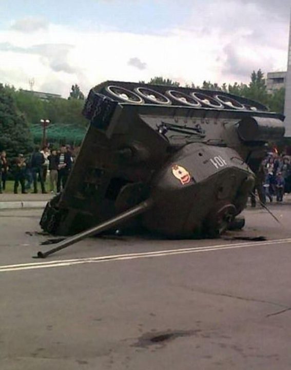 Некоторым танкистам не помешают дополнительные уроки вождения (17 фото)