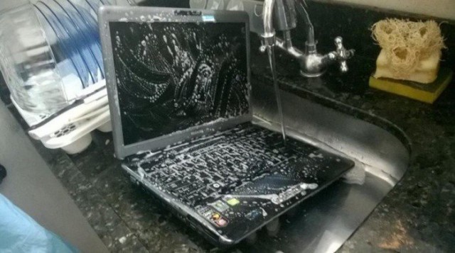 Находчивые мастера по ремонту компьютерной техники (16 фото)