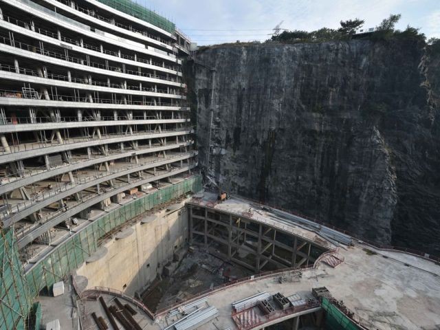 Отель Songjiang InterContinental в заброшенном карьере (11 фото)