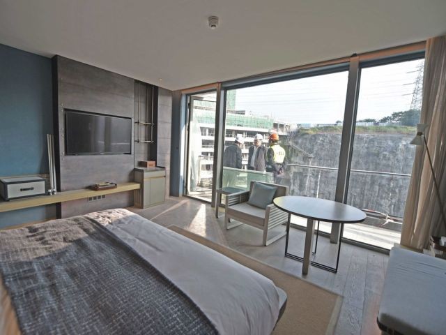 Отель Songjiang InterContinental в заброшенном карьере (11 фото)