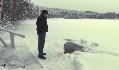 Каждое утро мужчина выходит проведать друга. Увидев его, вы будете поражены!