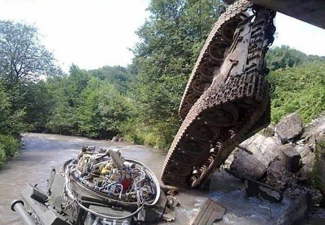 Некоторым танкистам не помешают дополнительные уроки вождения (17 фото)