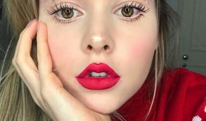 Девушка нарисовала себе Новогодние брови и вызвала бурную реакцию в Сети