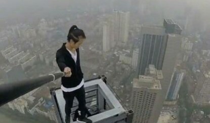 Китайский руфер сорвался с небоскреба во время выполнения трюка (13 фото)