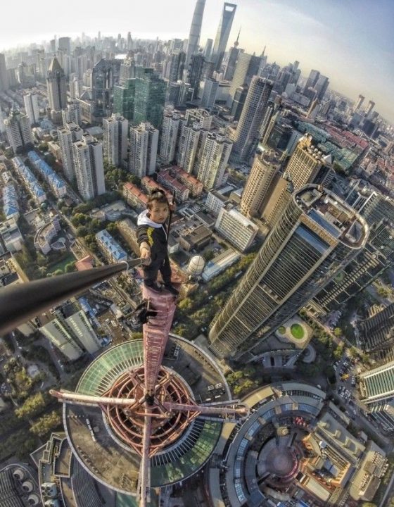 Китайский руфер сорвался с небоскреба во время выполнения трюка (13 фото)