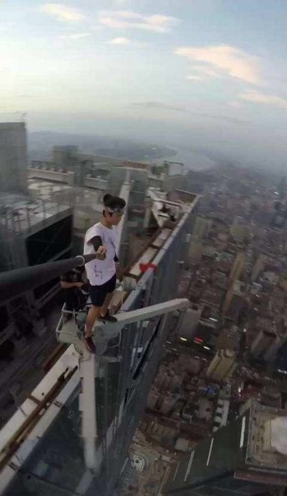 Китайский руфер сорвался с небоскреба во время выполнения трюка (13 фото)