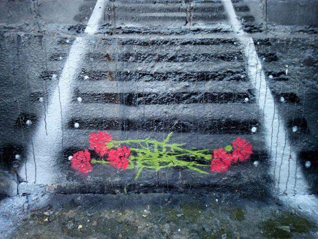 Граффити в память о жертвах апрельского теракта в метро (4 фото)