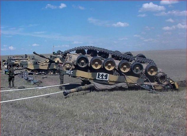 Некоторым танкистам не помешают дополнительные уроки вождения (17 фото)