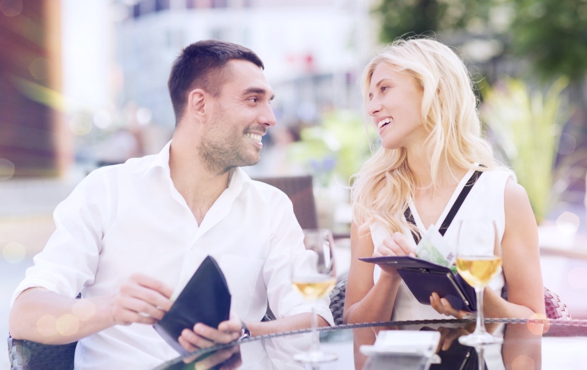 Первое свидание в кафе: кто платит?
