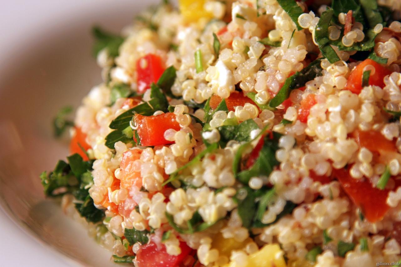 Салат из киноа и котлеты из лосося