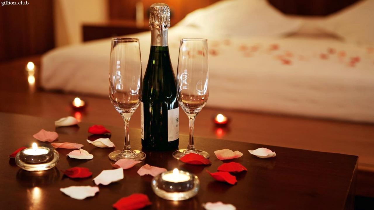 Что подарить девушке на 8 марта: 3 железных мужских правила