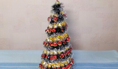 Как сделать елку из конфет и мишуры