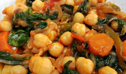 Нут, запеченный с соусом из шпината