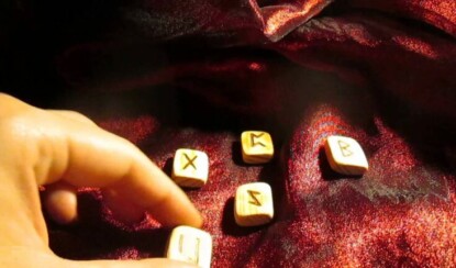 Онлайн гадание на рунах на соперницу – Любовный треугольник