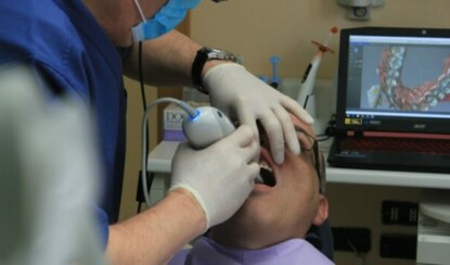 Отбеливание зубов без похода к стоматологу: 4 эффективных способа