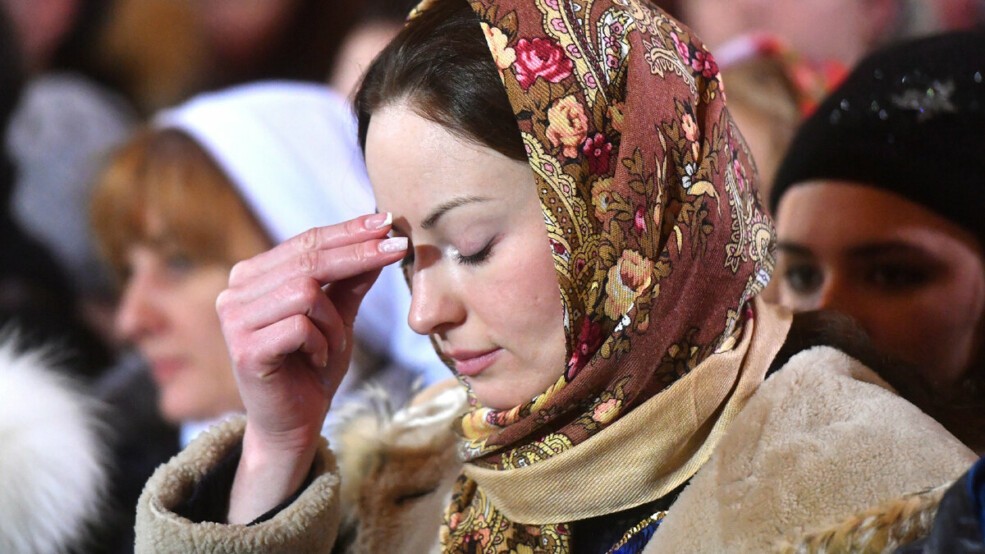 Верующие осеняют себя крестом во время богослужения